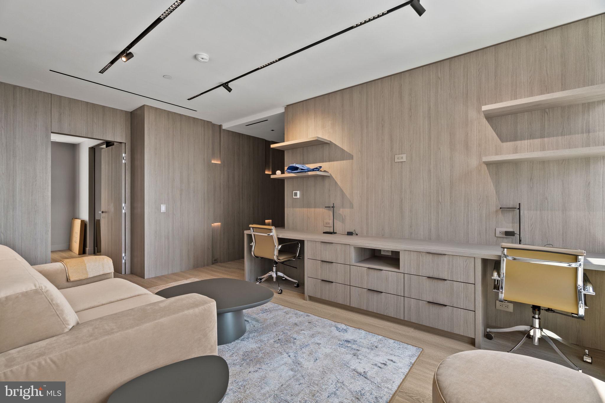An Extraordinary Custom Full Floor Trophy Unit at 500 WalnutLocated wi – image 35