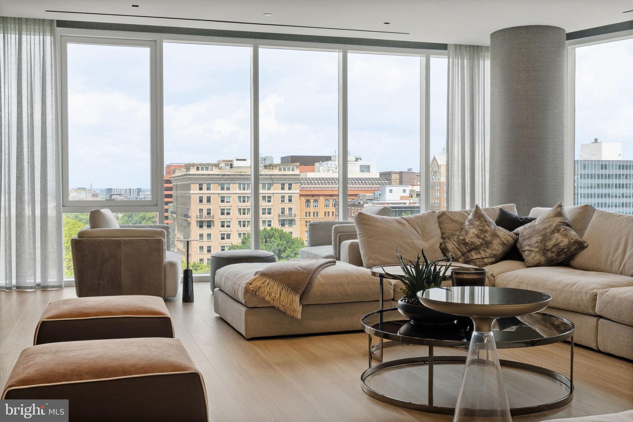 An Extraordinary Custom Full Floor Trophy Unit at 500 WalnutLocated wi – image 18