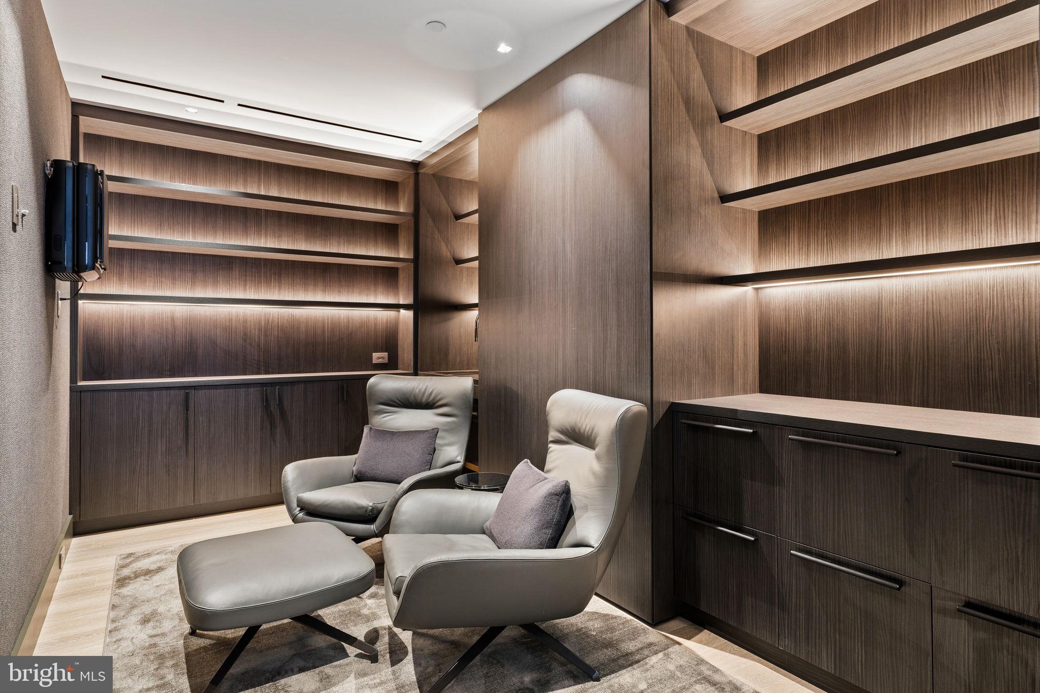 An Extraordinary Custom Full Floor Trophy Unit at 500 WalnutLocated wi – image 98