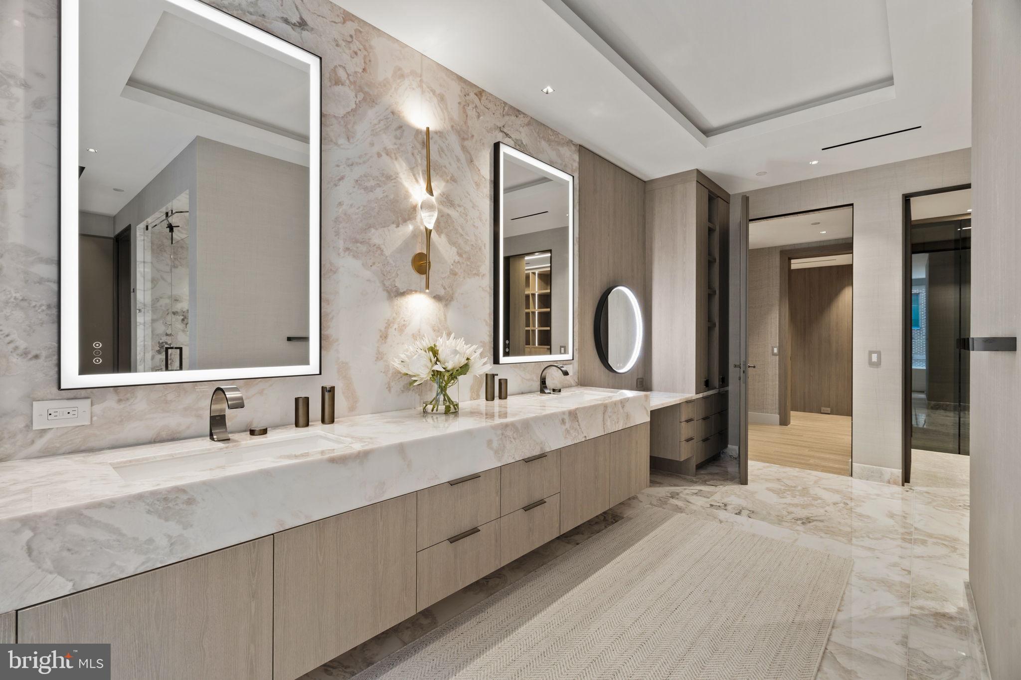 An Extraordinary Custom Full Floor Trophy Unit at 500 WalnutLocated wi – image 74