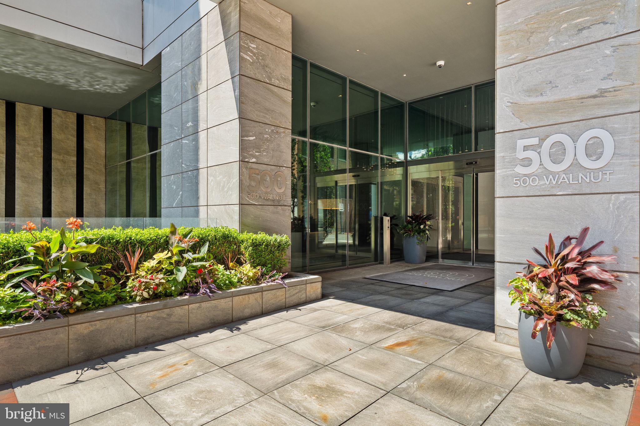 An Extraordinary Custom Full Floor Trophy Unit at 500 WalnutLocated wi – image 9