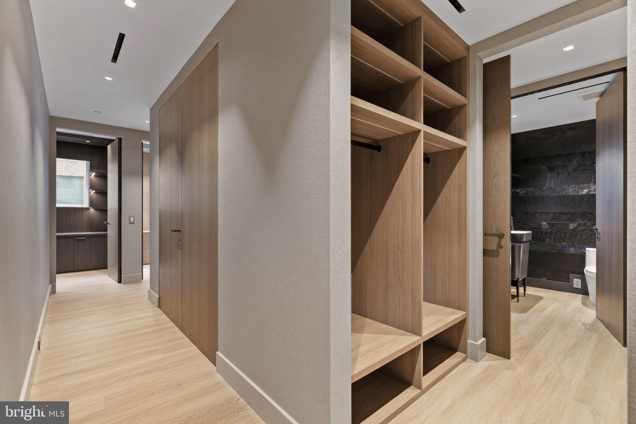 An Extraordinary Custom Full Floor Trophy Unit at 500 WalnutLocated wi – image 94