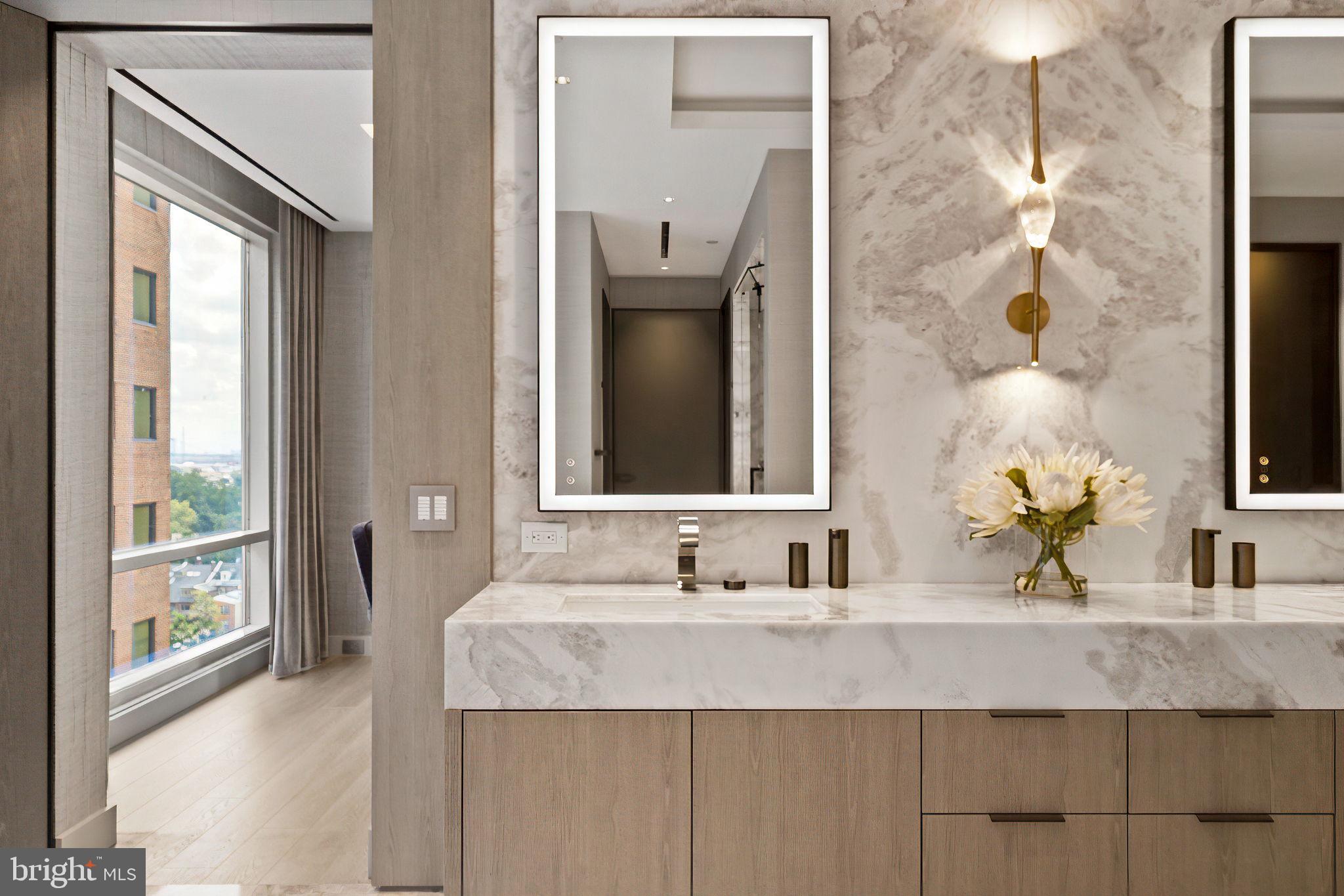 An Extraordinary Custom Full Floor Trophy Unit at 500 WalnutLocated wi – image 76
