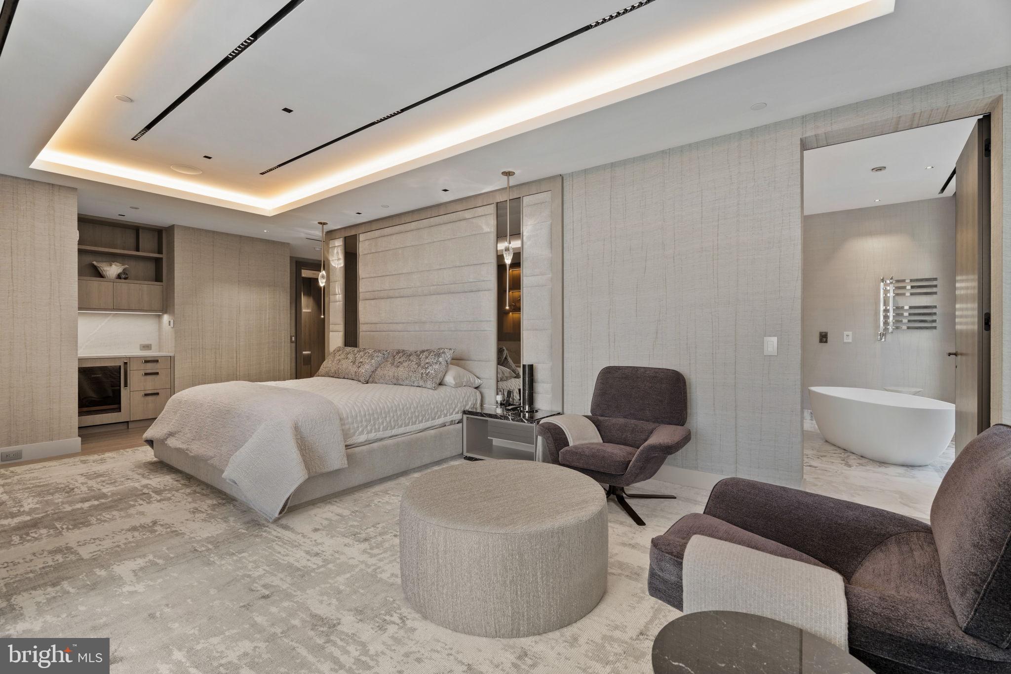 An Extraordinary Custom Full Floor Trophy Unit at 500 WalnutLocated wi – image 67