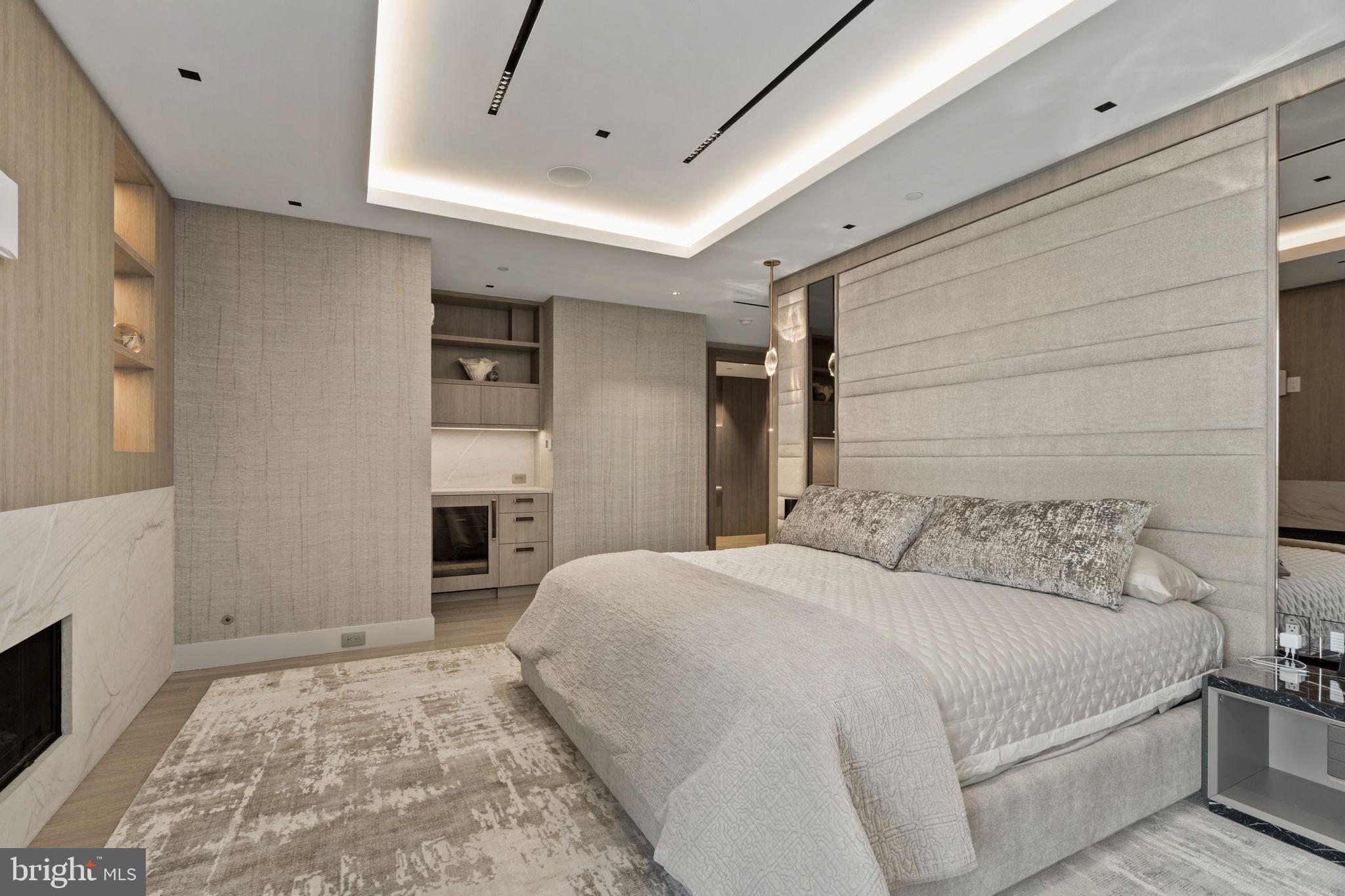 An Extraordinary Custom Full Floor Trophy Unit at 500 WalnutLocated wi – image 69