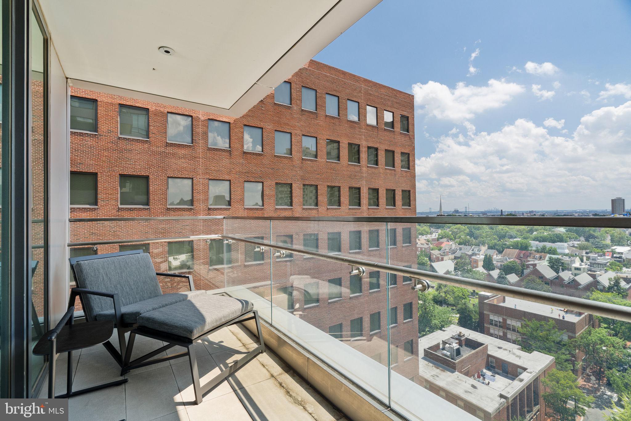An Extraordinary Custom Full Floor Trophy Unit at 500 WalnutLocated wi – image 102