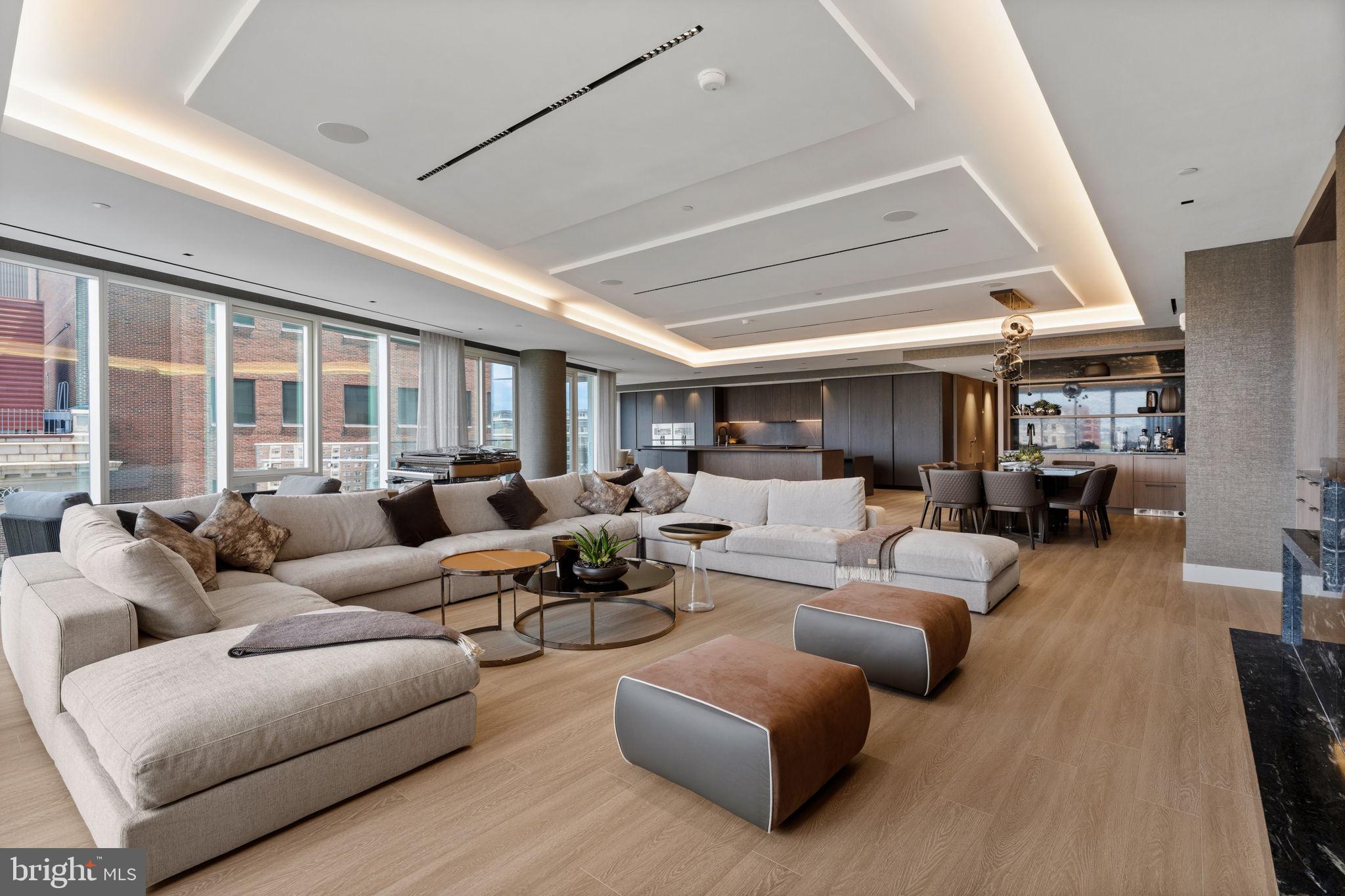 An Extraordinary Custom Full Floor Trophy Unit at 500 WalnutLocated wi – image 17