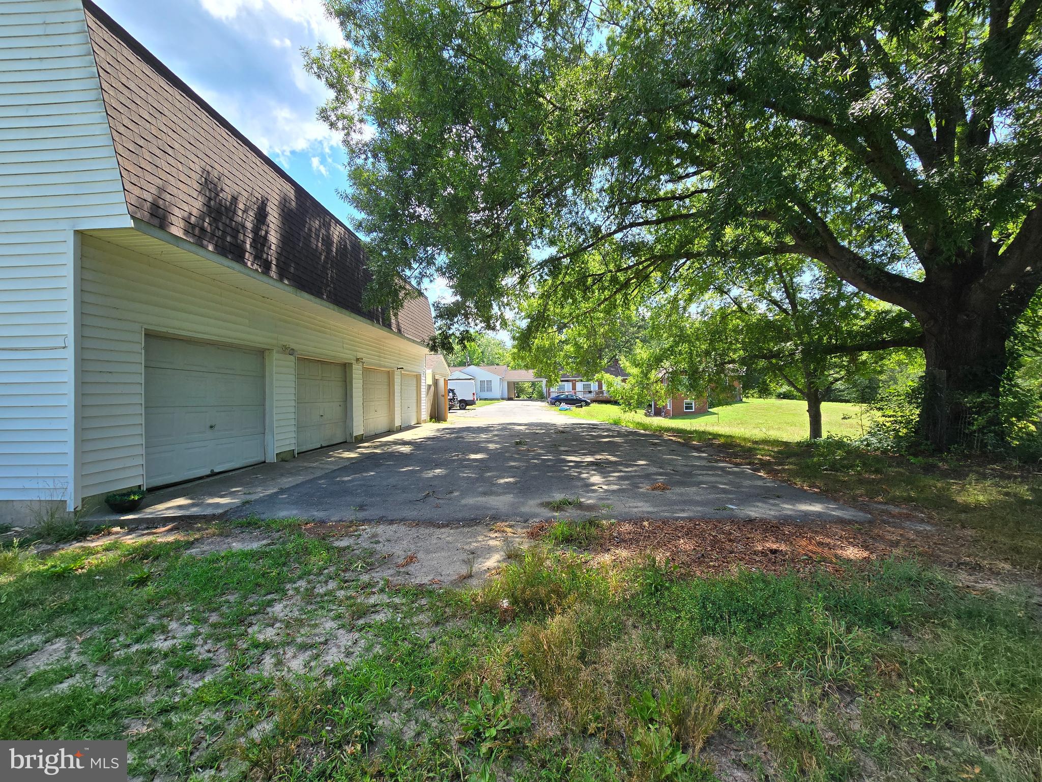 1,100 SF GARAGE RENT FOR WAREHOUSE USE ONLY, NOT A RESIDENTIAL. DO YOU NEED STORAGE FOR PERSONAL OR BUSINESS? THIS IS IT! Perfect for storage of Dry Goods. Easy In & Out. Privacy. 1st Floor only, 2nd Floor is not available.