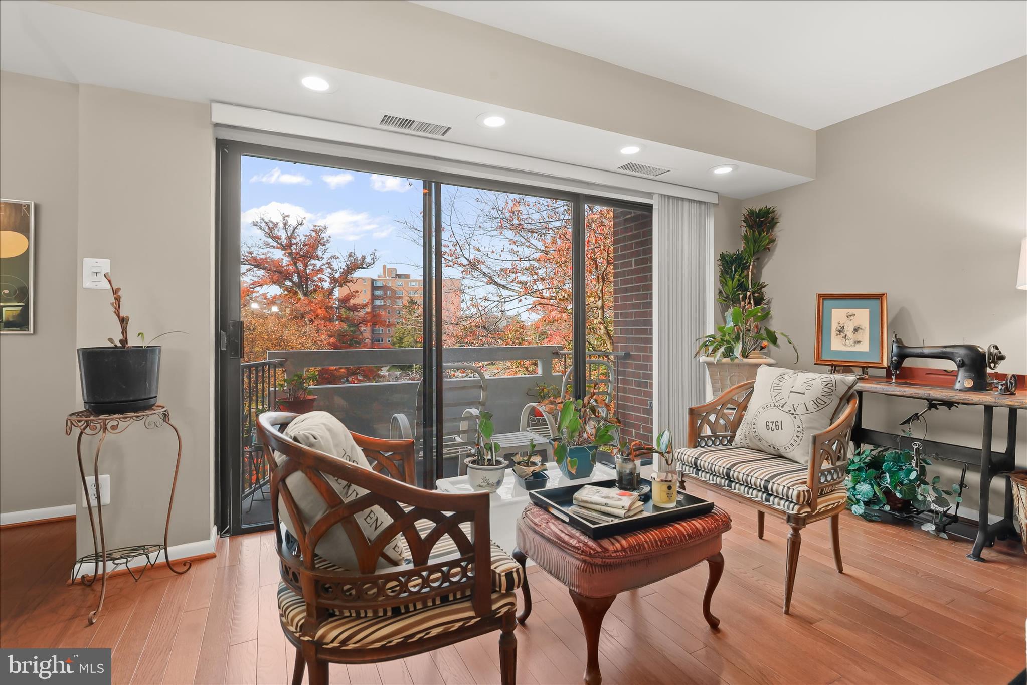 SUBURBAN OAKS - Residential