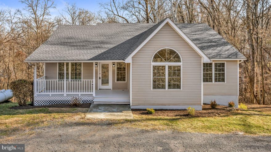 Beautiful Single-Family home. New Carpet, Fresh Paint, Luxury Vinyl Flooring, Upgraded Counter Tops, Primary Bath, Walk in Closet, Fully Finished Basement, w/River views during
Fall/Winter & at the end of a quiet cul-de-sac in beautiful Shenandoah Shores. Must See!