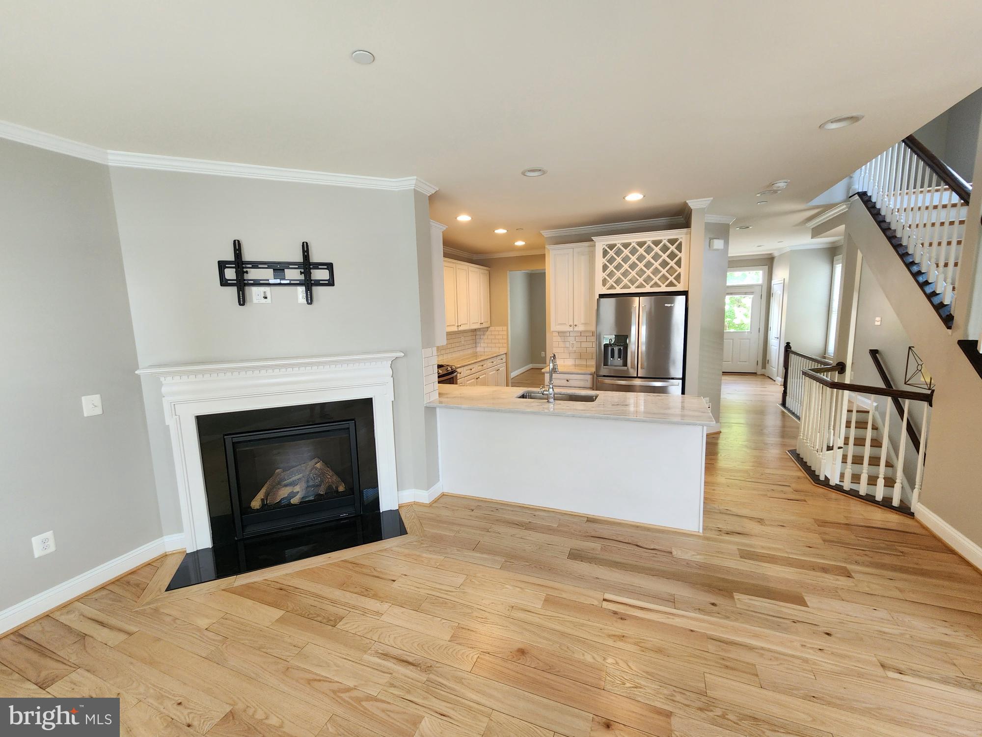 2 MAXWELL SQUARE