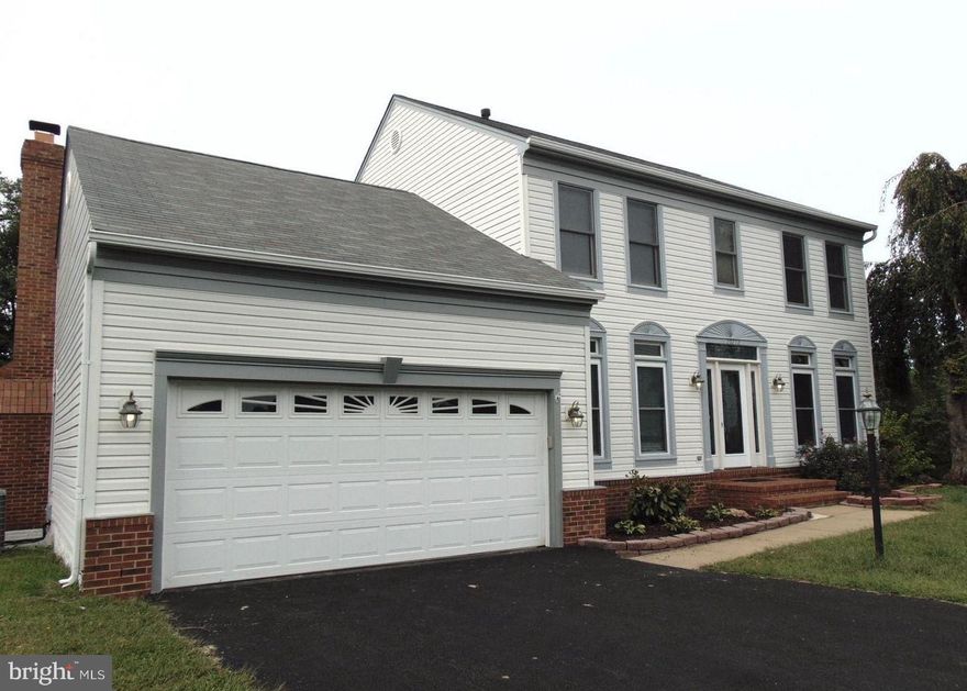 A spectacular 5 bedroom, 3.5 bath home conveniently situated in a cul-de-sac in the sought-aftercommunity of Ashburn Farms. A large family room w/wood burning fireplace leading out to acustom-built deck & large fenced-in yard. Office & laundry on main lvl. Gourmet kitchen w/granite counters, center island & breakfast nook. Finished walk-out basement w/ wood floors & extra storage. Landlord requires applicants have great credit.