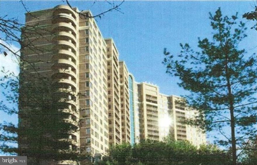 BRIGHT & SUNNY ONE BEDROOM IN LIKE NEW CONDITION - SPECTACULAR VIEW FROM 19 FLOORS UP, LARGE BALCONY, NEW FLOORS THROUGHOUT, FRESH PAINT, NEW QUARTZ COUNTERTOPS, VERY LIGHT AND BRIGHT PLUS AN ADDITIONAL PARKING SPACE CAN BE PURCHASED FOR $20,000.00.