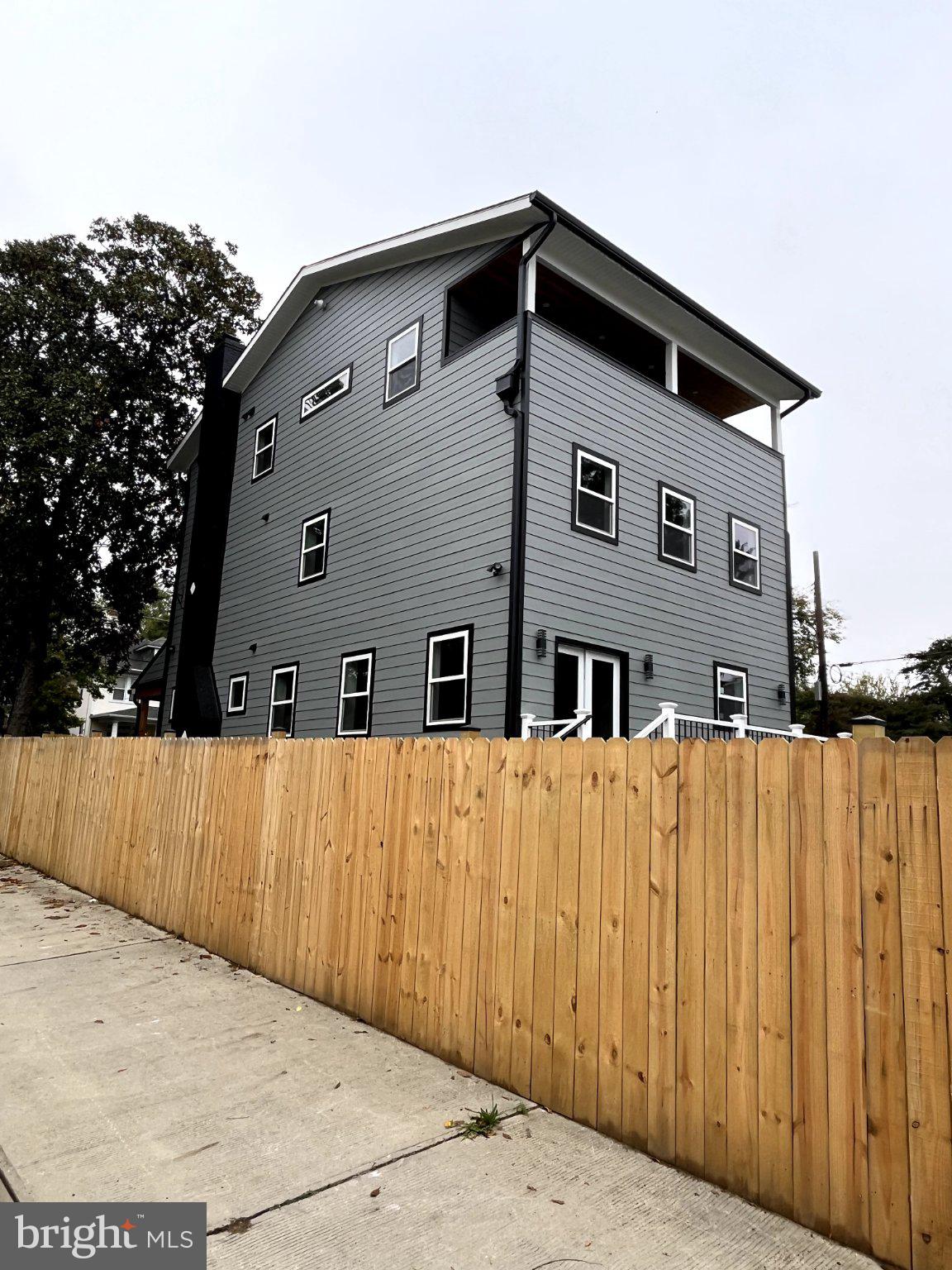 1210 E FARRAGUT STREET NW