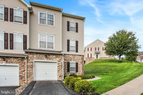 Townhouse For Sale - 420 Marion Road #420<br/> York County, New York, PA 17406