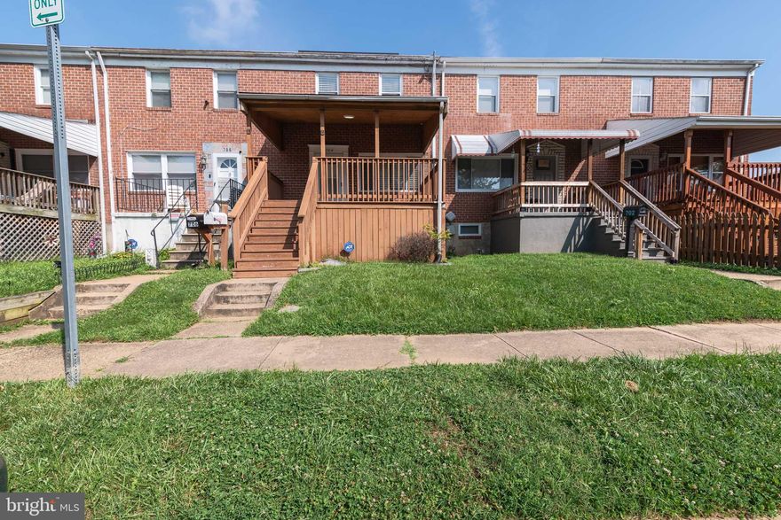 Fully renovated 3 bedrooms,  2 full bathrooms and half . Brand new  cabinets , quartz countertops, brand new carpet and laminate floors .Upper level is a 3 bedrooms with a full bathroom. Basement has a second kitchen perfect for in-law suite  or a rental, full bathroom and a family area .Schedule your appointment today.