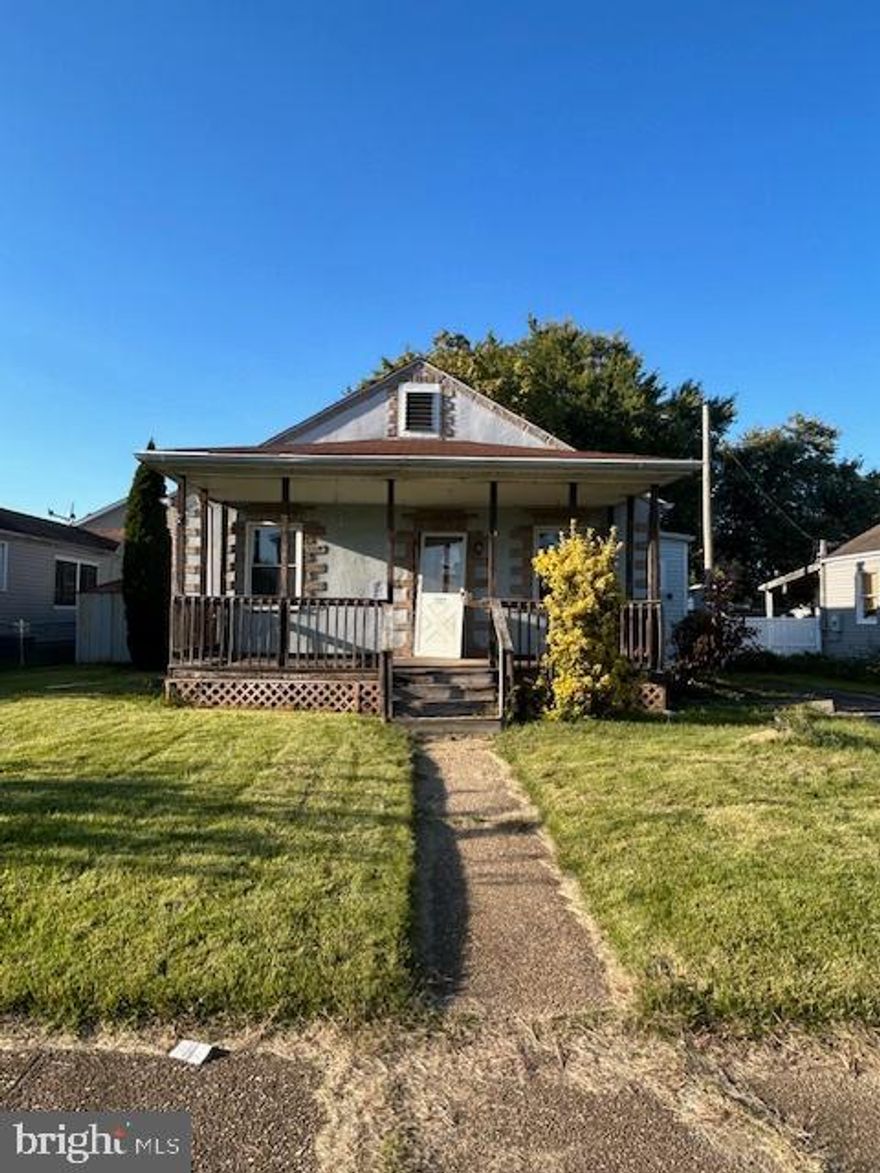 This is a combination Estate sale (Property being sold completely as is) and Pre-Approved short sale.

The property is a 2Bd/1Ba cottage in need of major renovations.  Fenced back yard.
Seller requests property beon the market for 7 days before reviewing offers
Asset manager and PR for the Estate prefer use of Gemini title