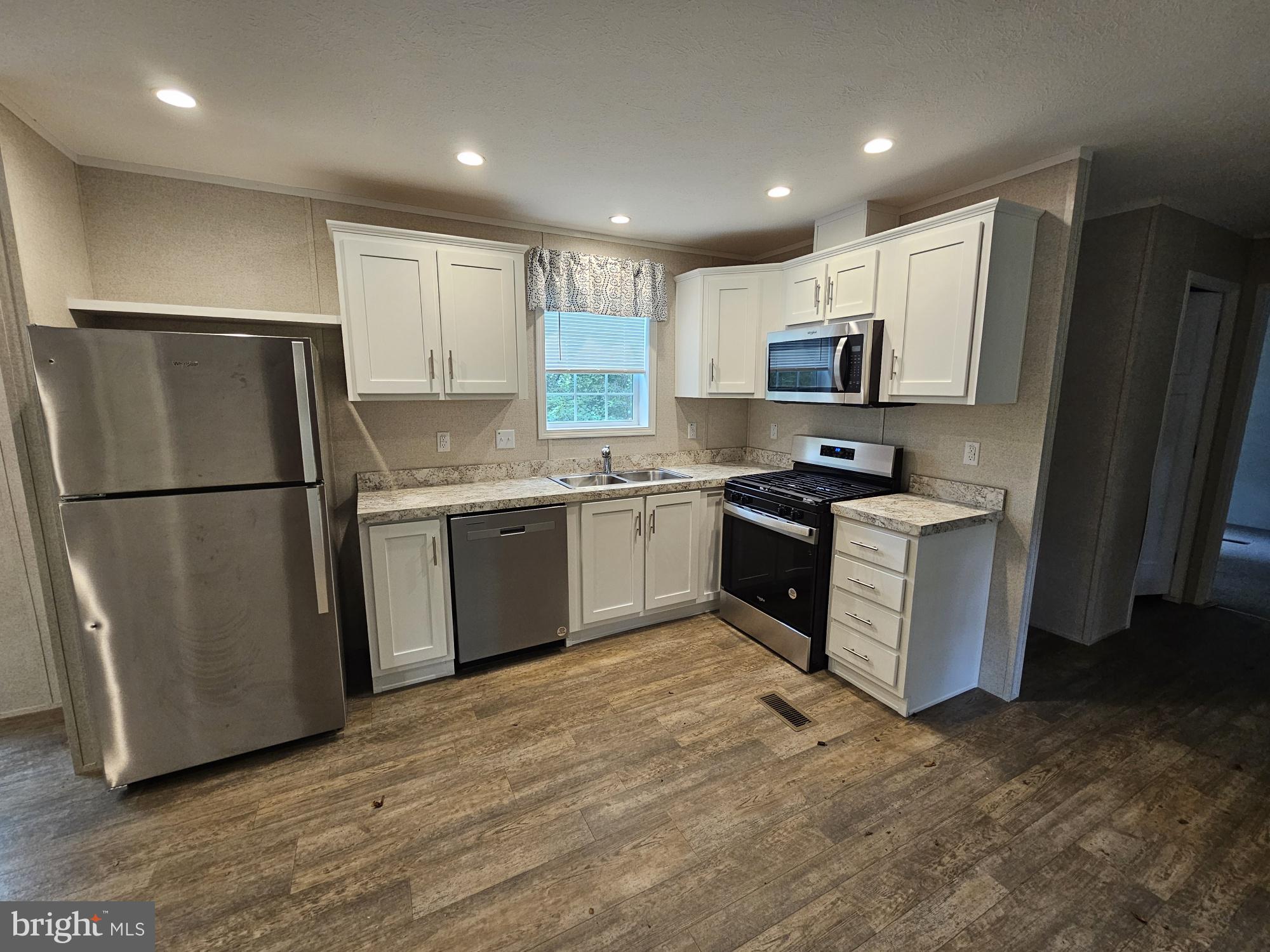 ROYAL MANOR - Residential