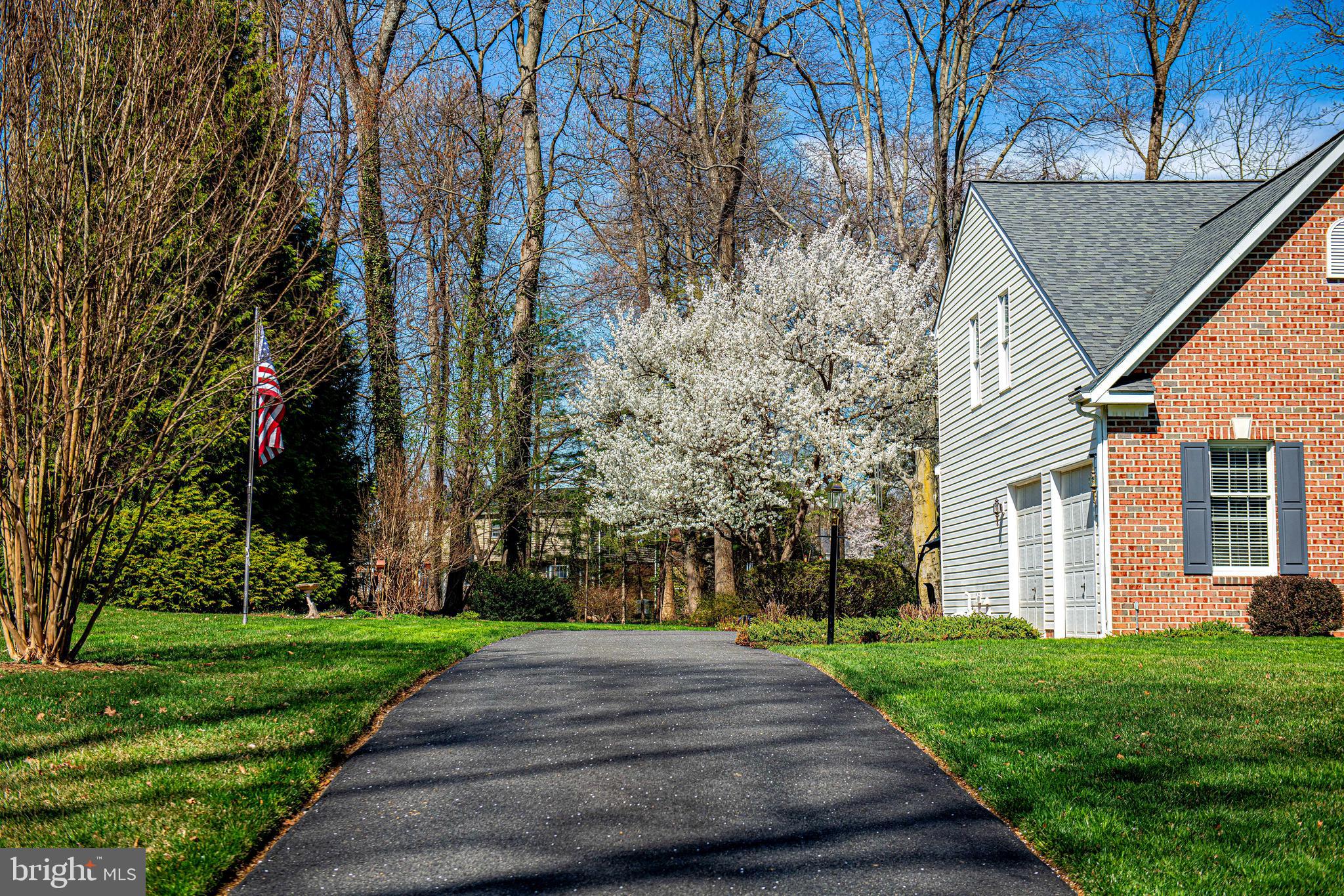 2207 QUEENSBURY DRIVE