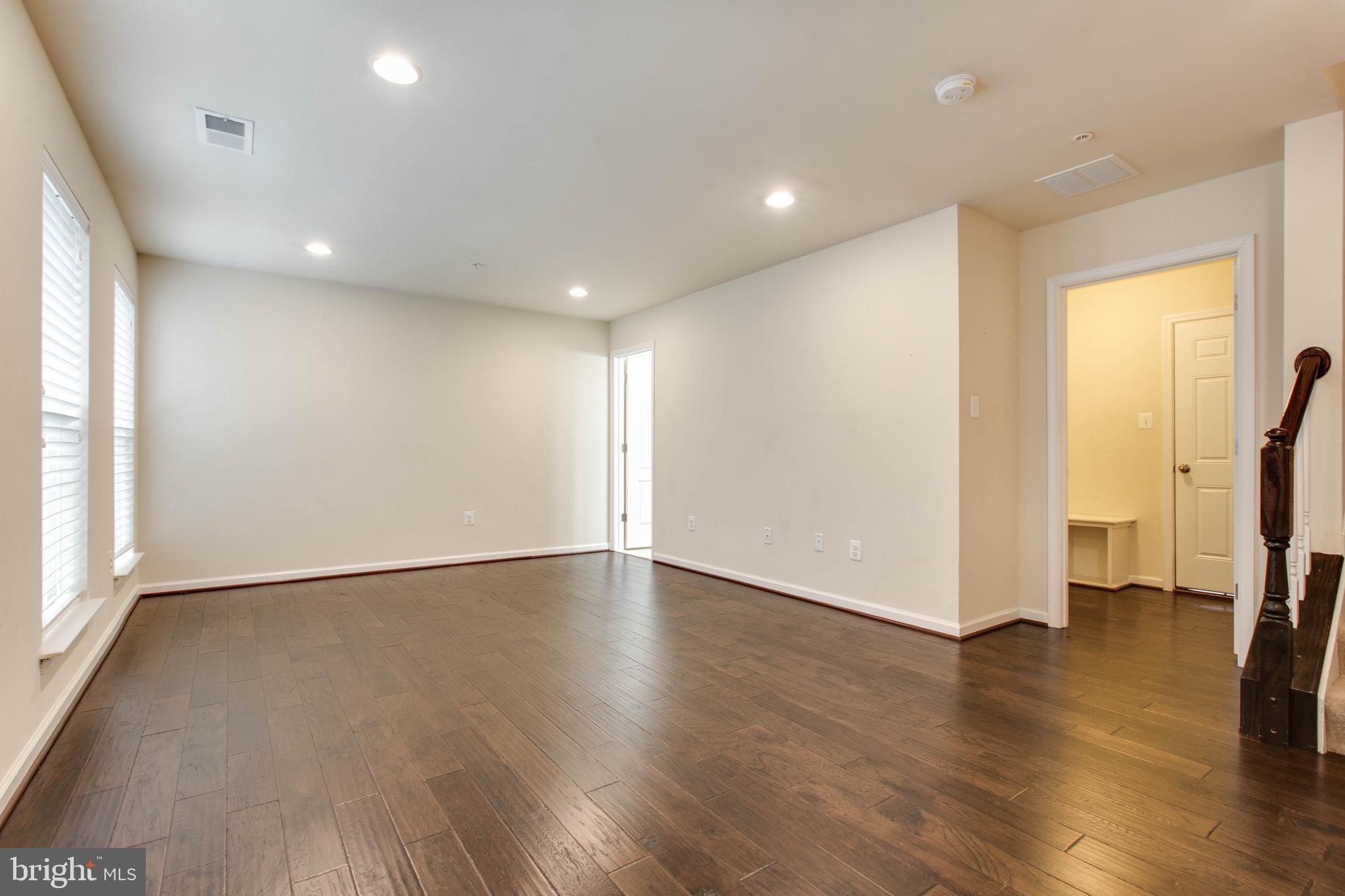 OXFORD SQUARE - Residential Lease