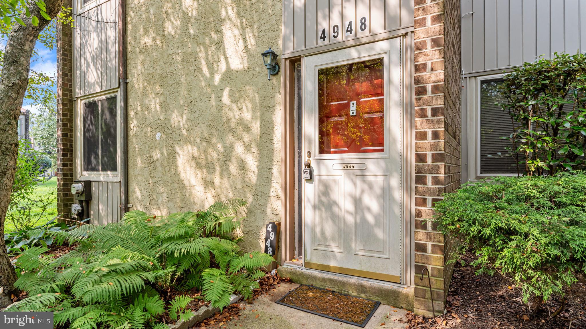 Updated end unit town home for rent , backing to tennis ct and playgrounds .NO PETS , 1ST LAST AND ONE MONTHS SECURITY DEPOSIT TO MOVE IN.