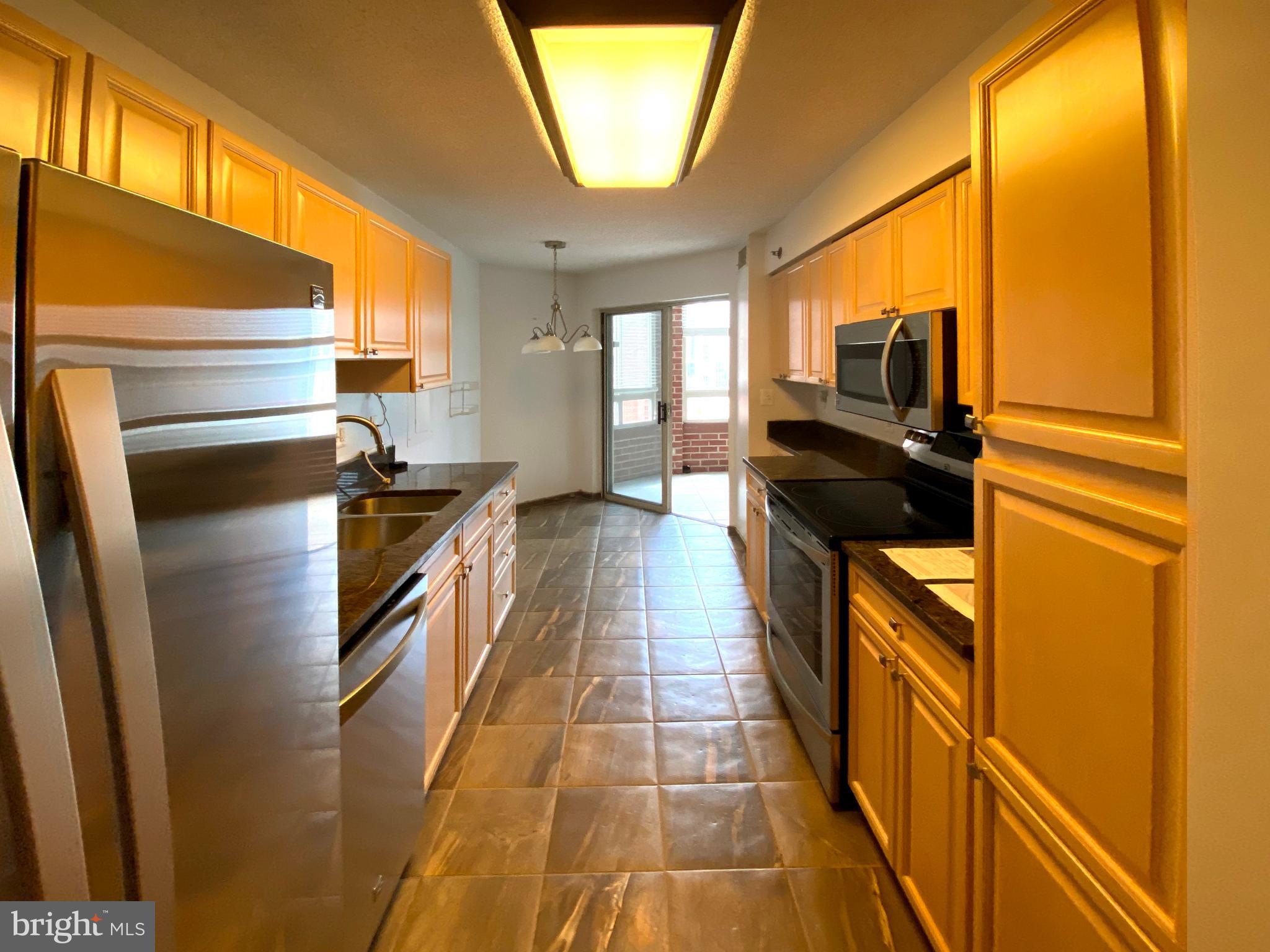 CARLYLE TOWERS - Residential