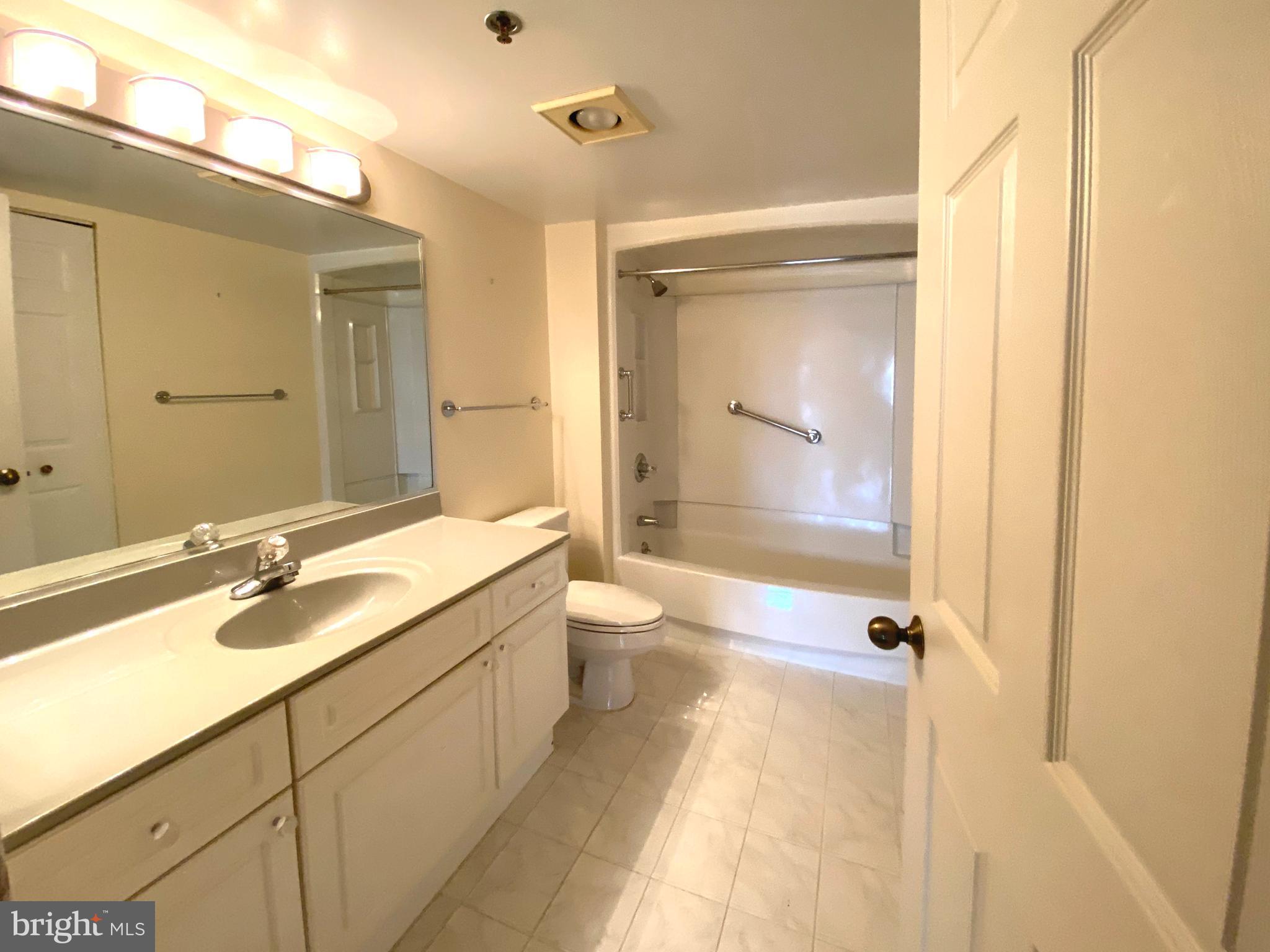 CARLYLE TOWERS - Residential