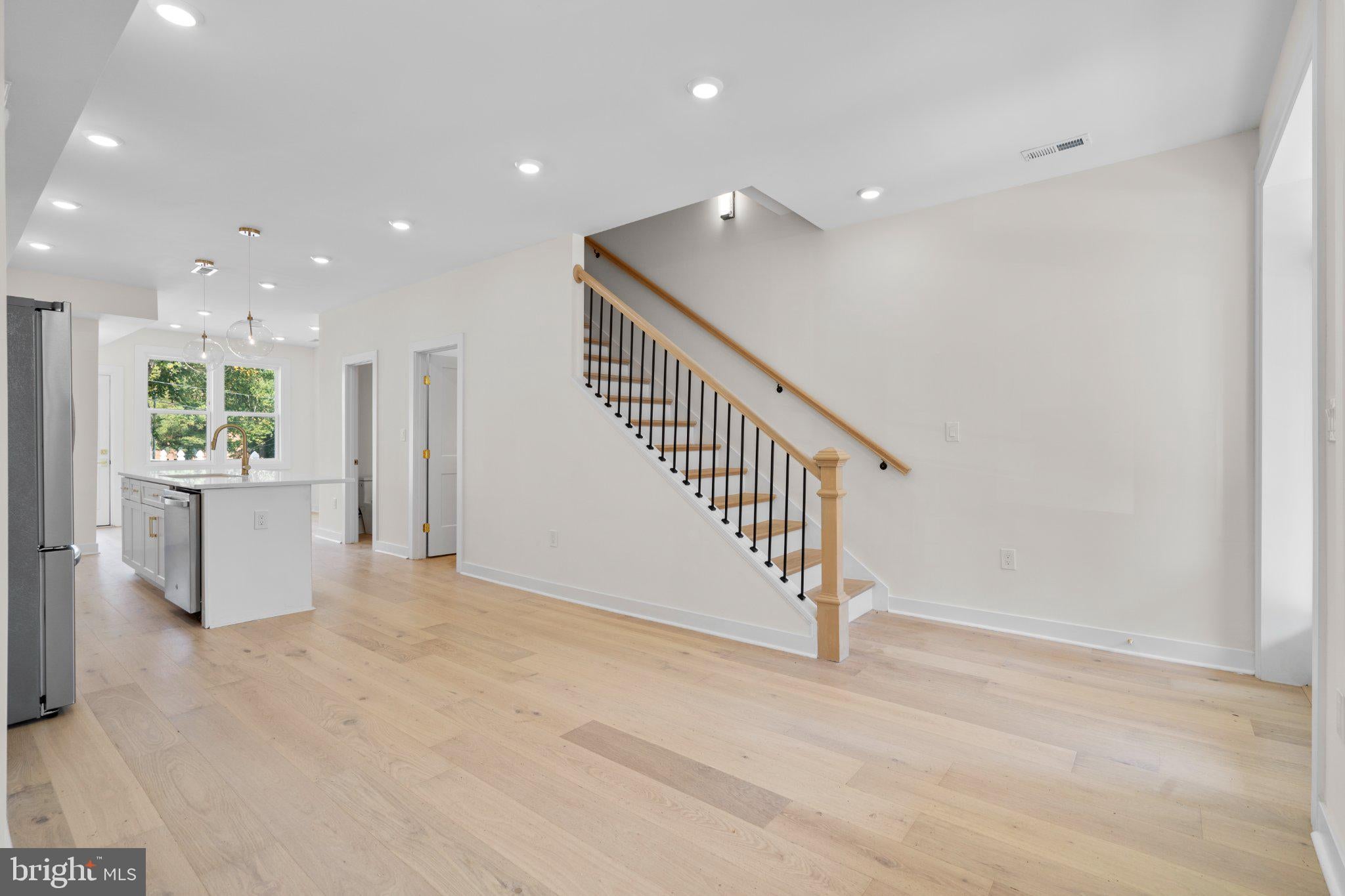 220 V STREET NE