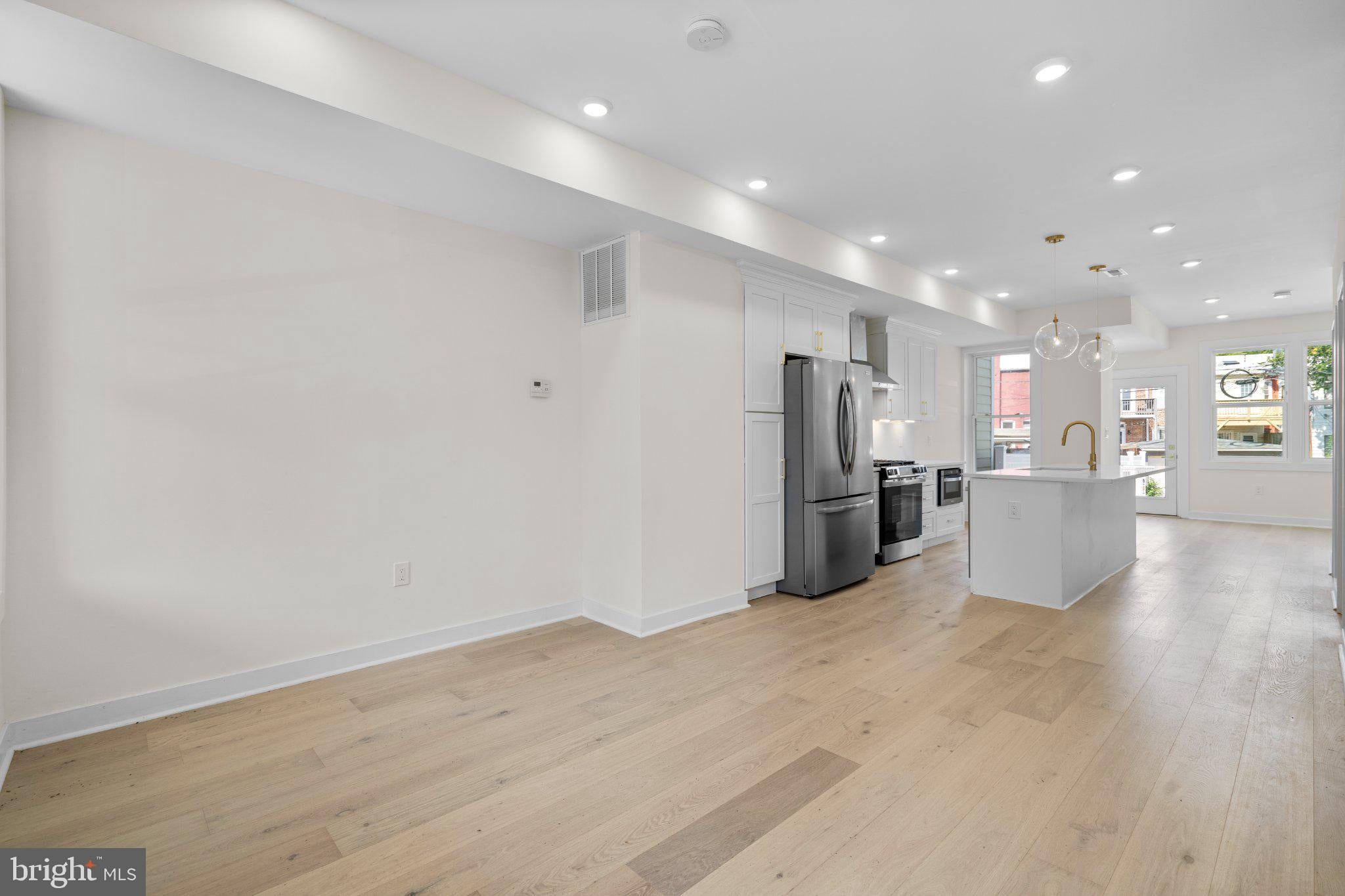 220 V STREET NE