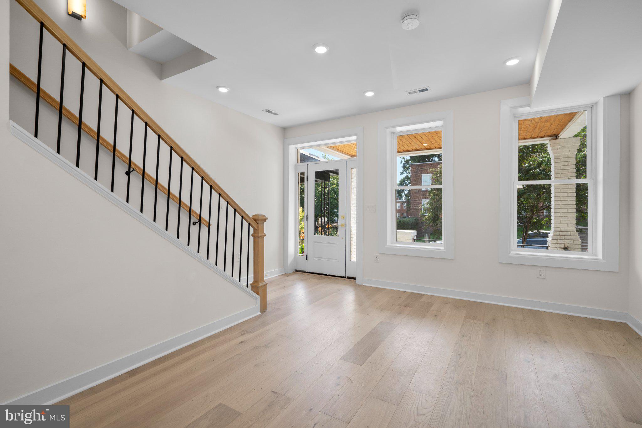 220 V STREET NE