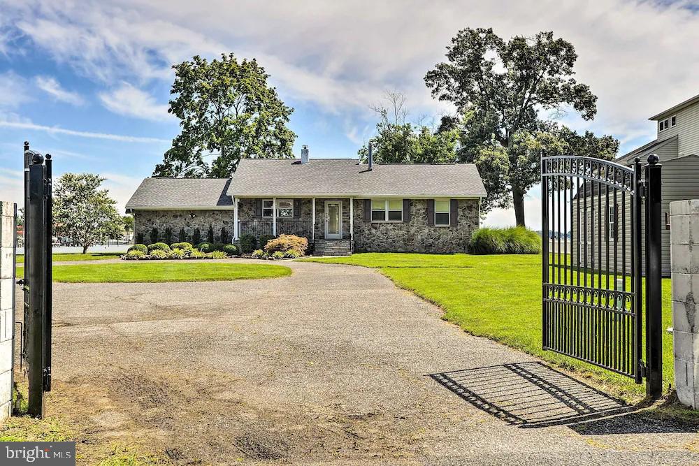 BOWLEYS QUARTERS - Residential Lease