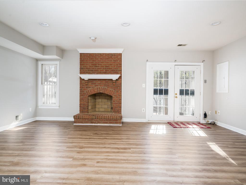 COURTHOUSE WOODS - Residential Lease