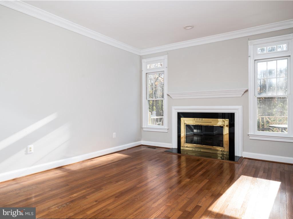 COURTHOUSE WOODS - Residential Lease