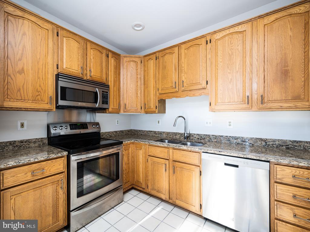 COURTHOUSE WOODS - Residential Lease