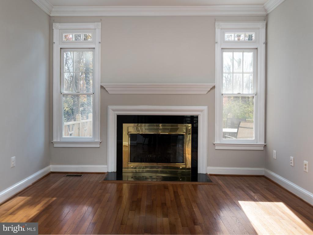 COURTHOUSE WOODS - Residential Lease