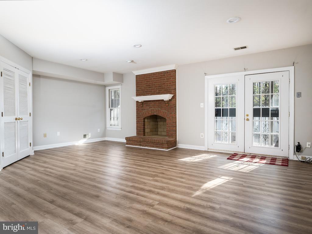 COURTHOUSE WOODS - Residential Lease