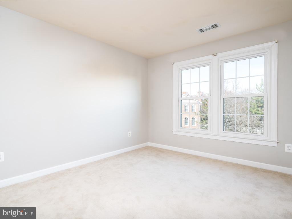 COURTHOUSE WOODS - Residential Lease