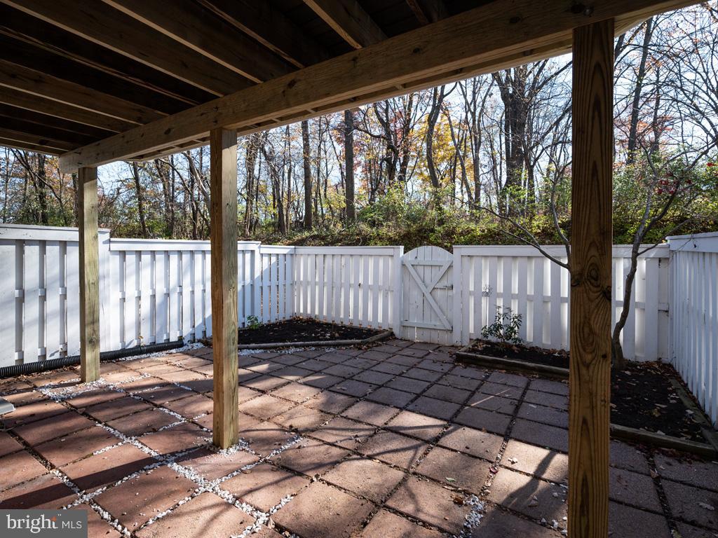 COURTHOUSE WOODS - Residential Lease