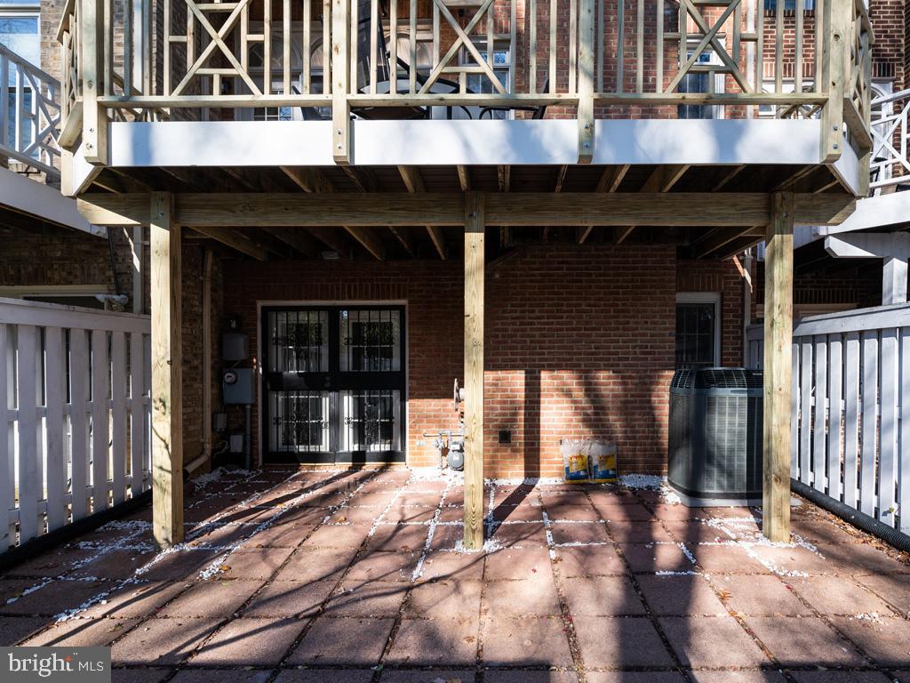 COURTHOUSE WOODS - Residential Lease