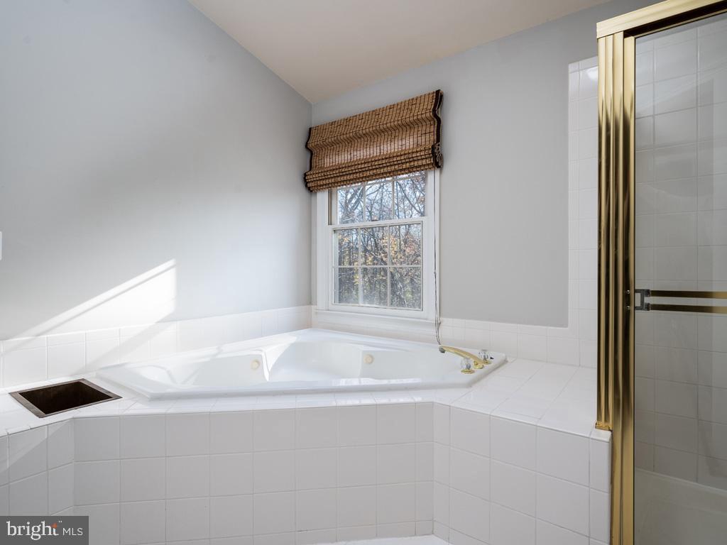 COURTHOUSE WOODS - Residential Lease