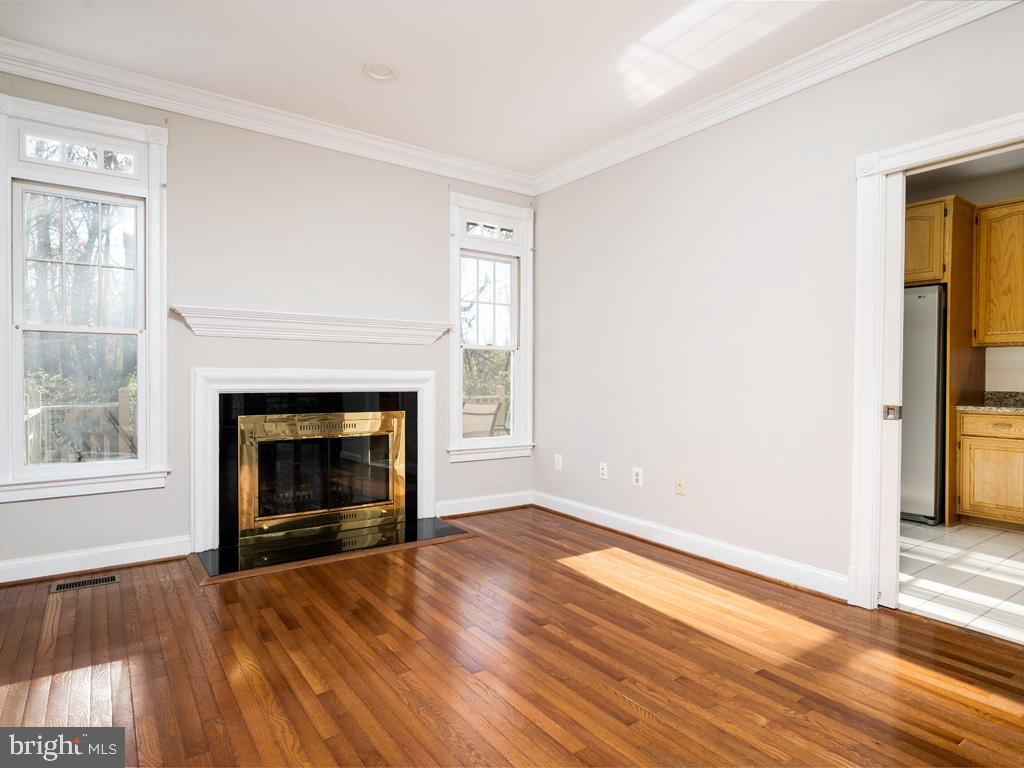 COURTHOUSE WOODS - Residential Lease