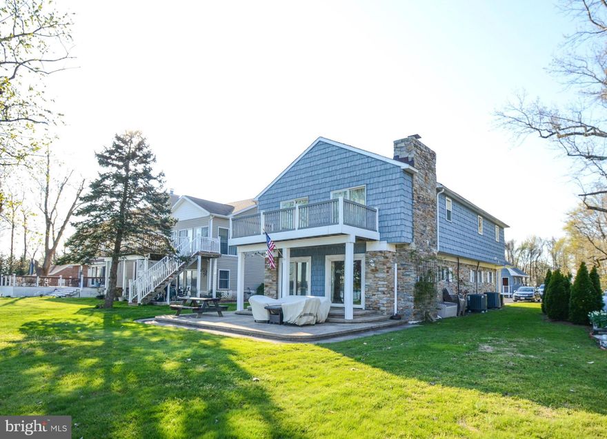 5 bedroom - 3 full bath waterfront home w/awesome panoramic views of Middle River - Open floor plan - 50 feet of beach frontage w/sandy bottom - 225 foot new pier w/electric, water & boat lift - Spacious level lot - Southern exposure - Beautiful eat-in kitchen w/stainless appl. and butcher block counters - Guest house in as-is condition-Parking for multiple cars - Attractive houses surround you.