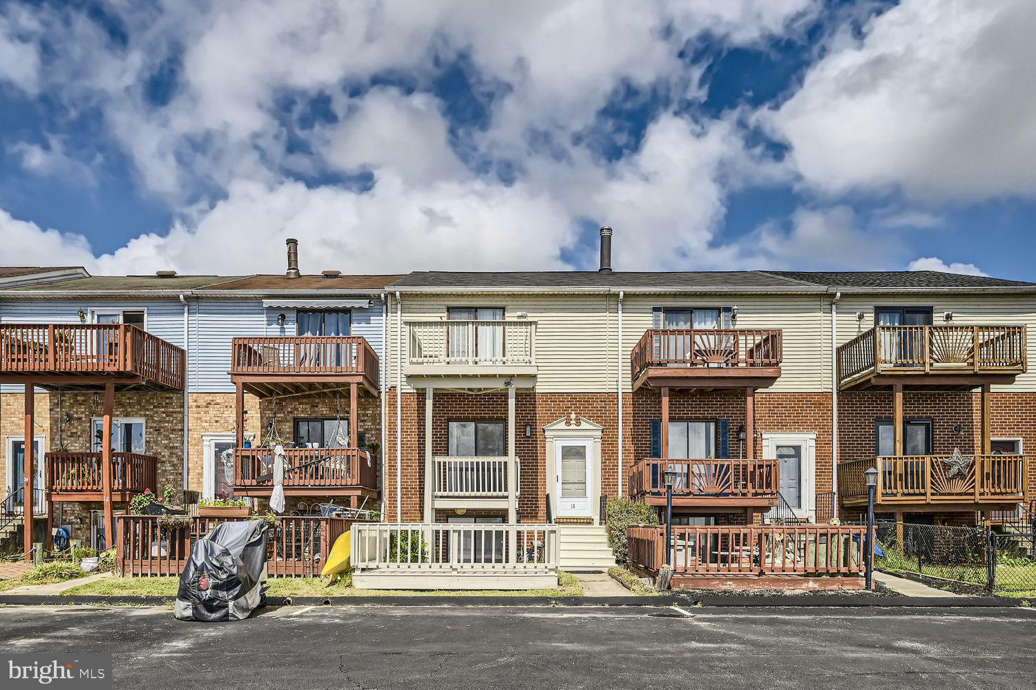 VILLA CAPRI - Residential Lease