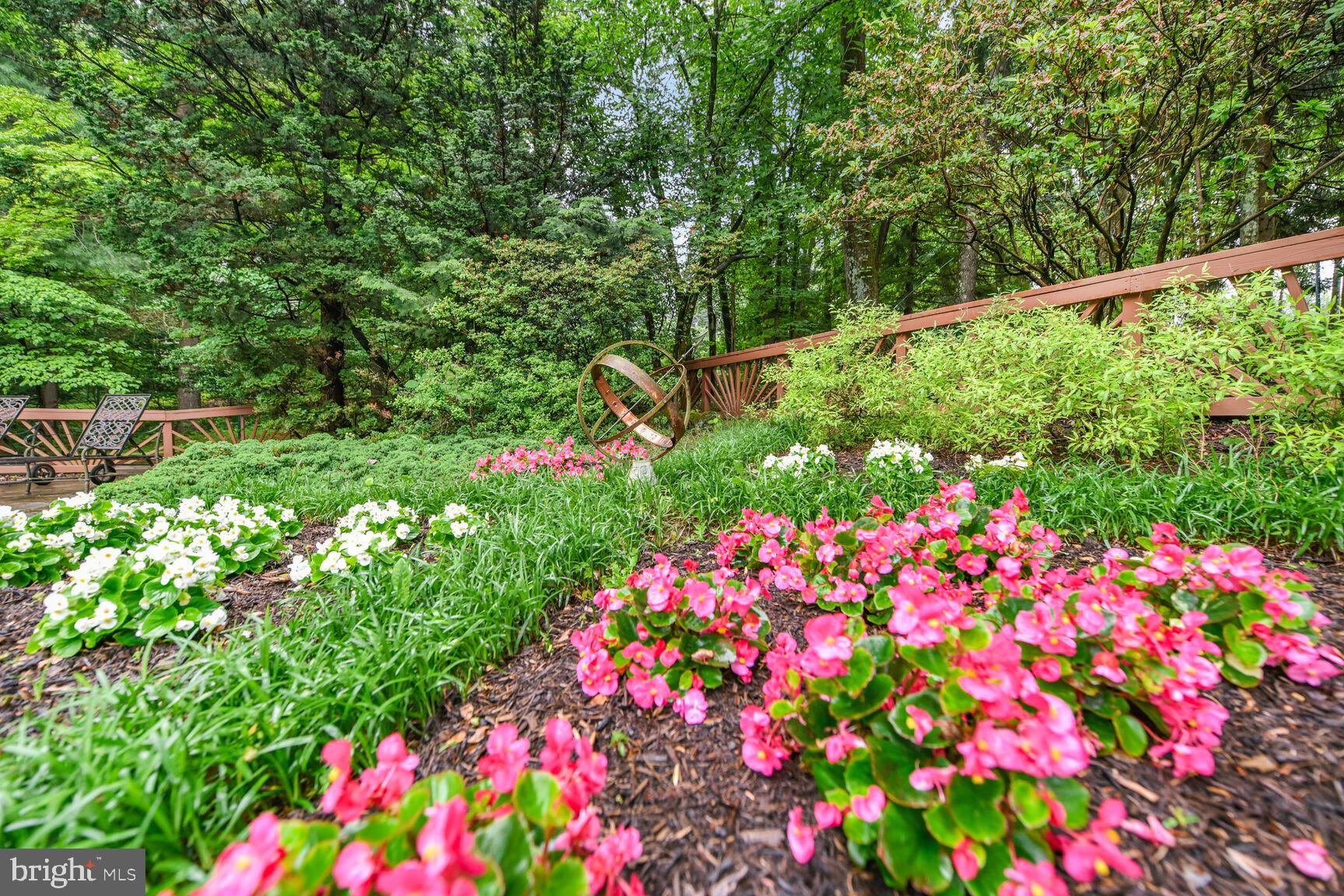 HOLLY KNOLL - Residential