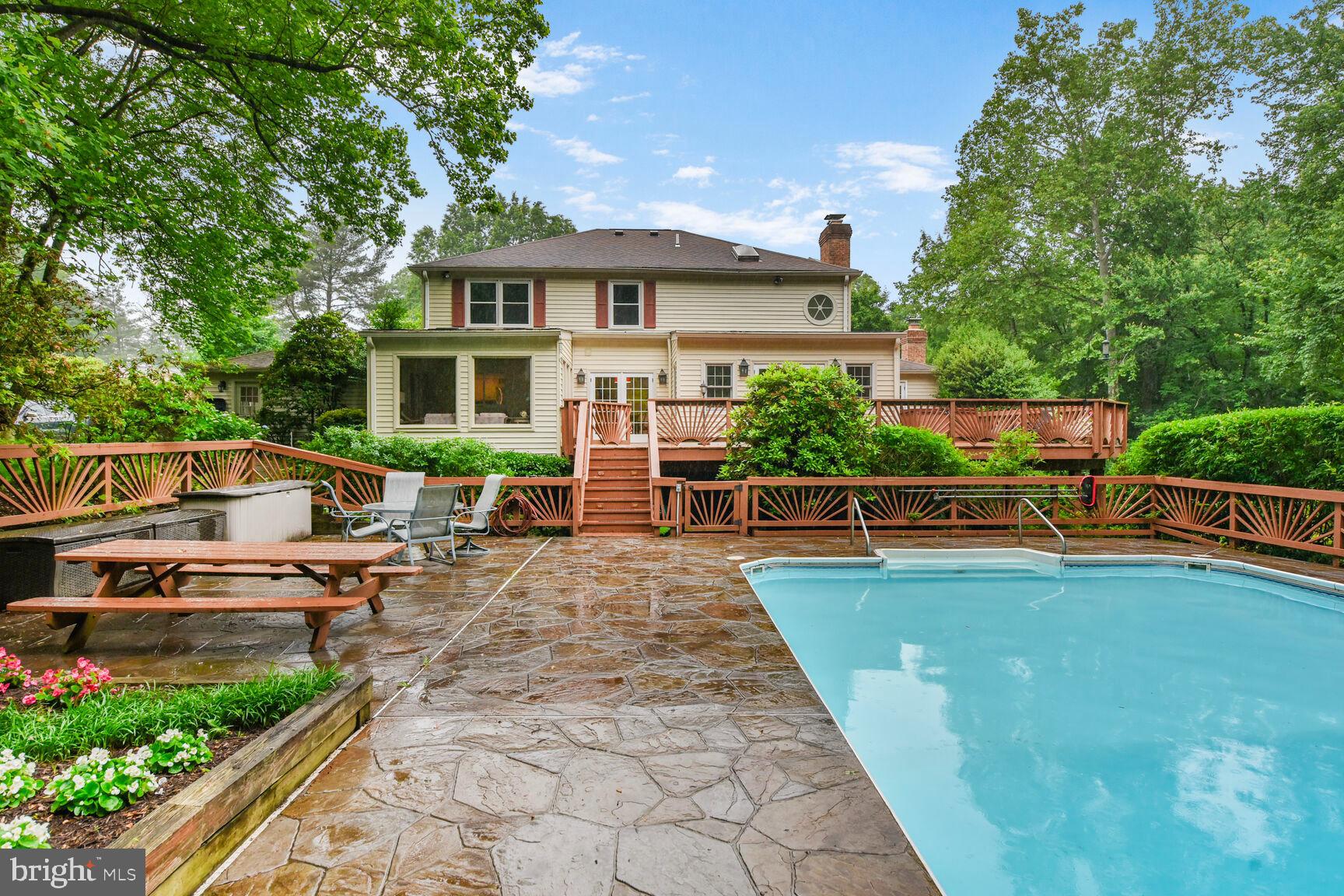 HOLLY KNOLL - Residential