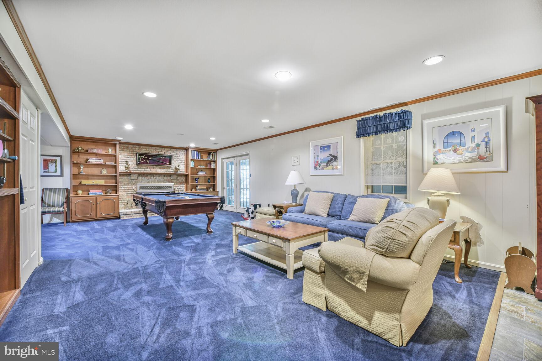 HOLLY KNOLL - Residential