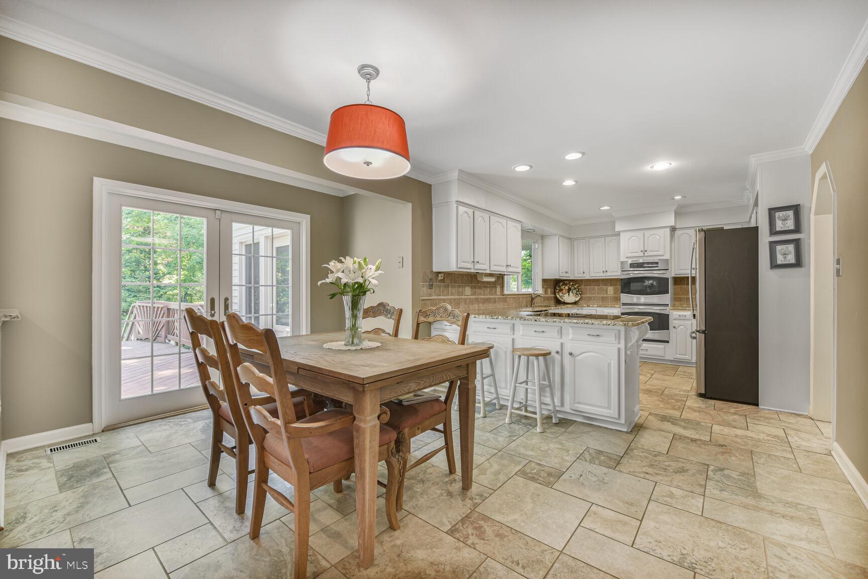 HOLLY KNOLL - Residential