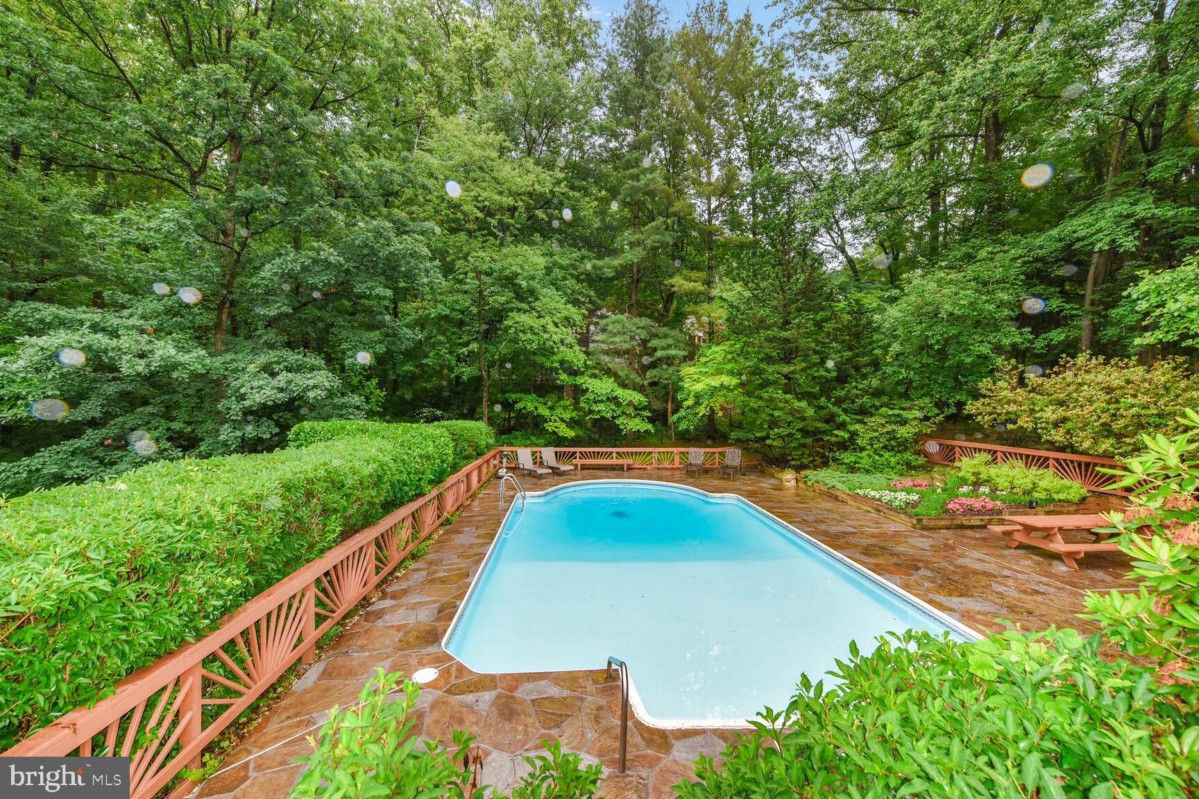 HOLLY KNOLL - Residential