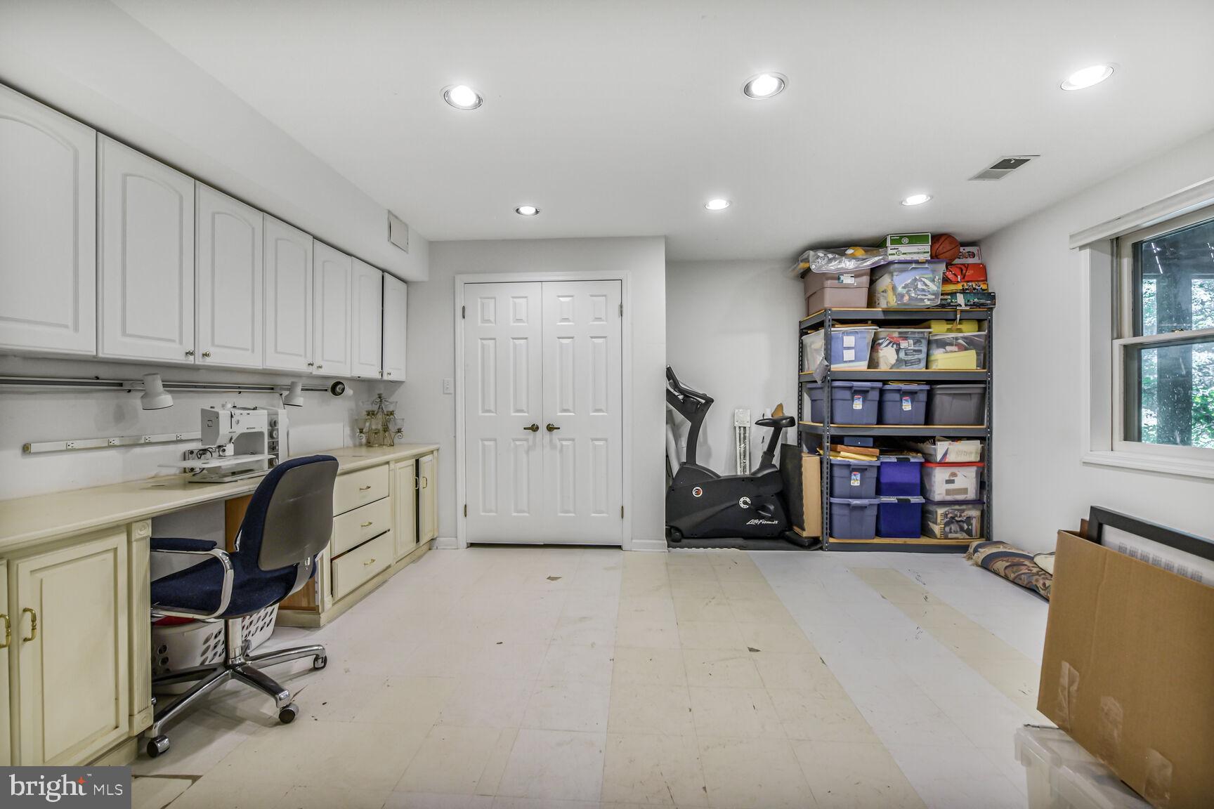 HOLLY KNOLL - Residential