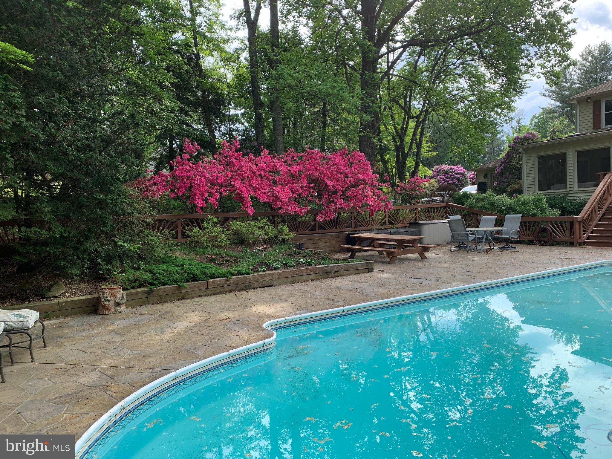 HOLLY KNOLL - Residential